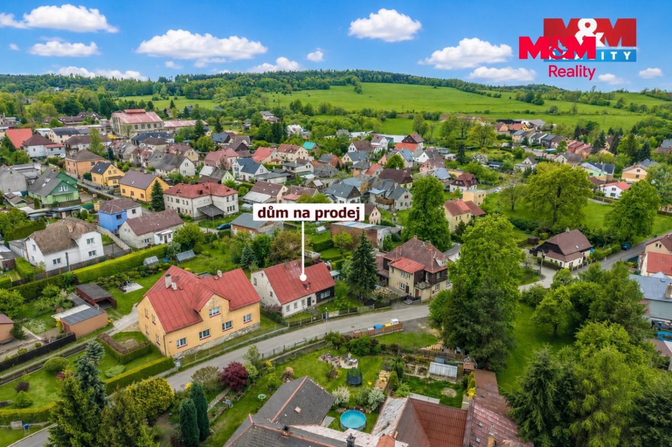 Pohled na dům a okolí
