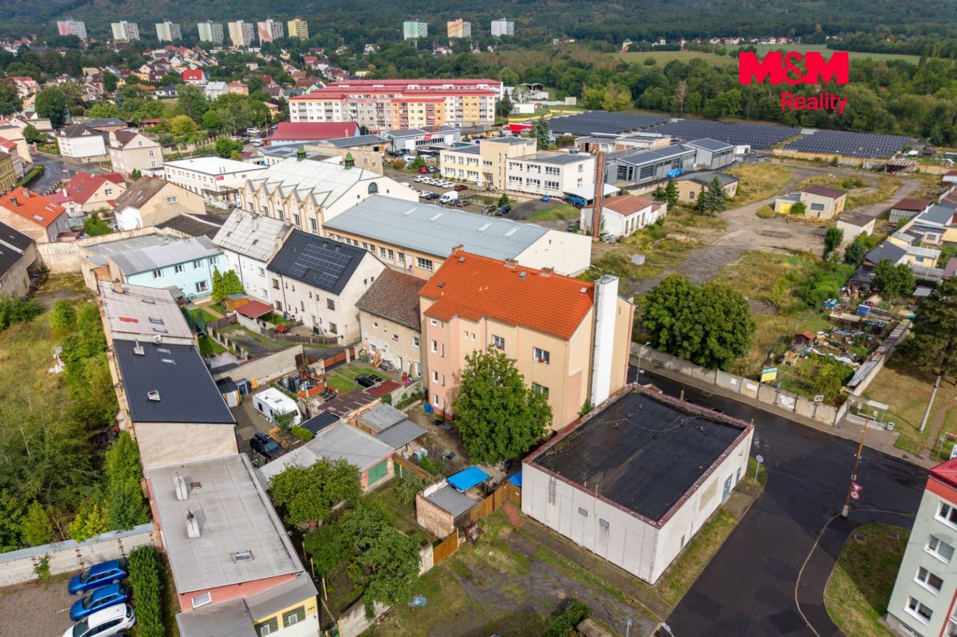 pohled na dům a okolí