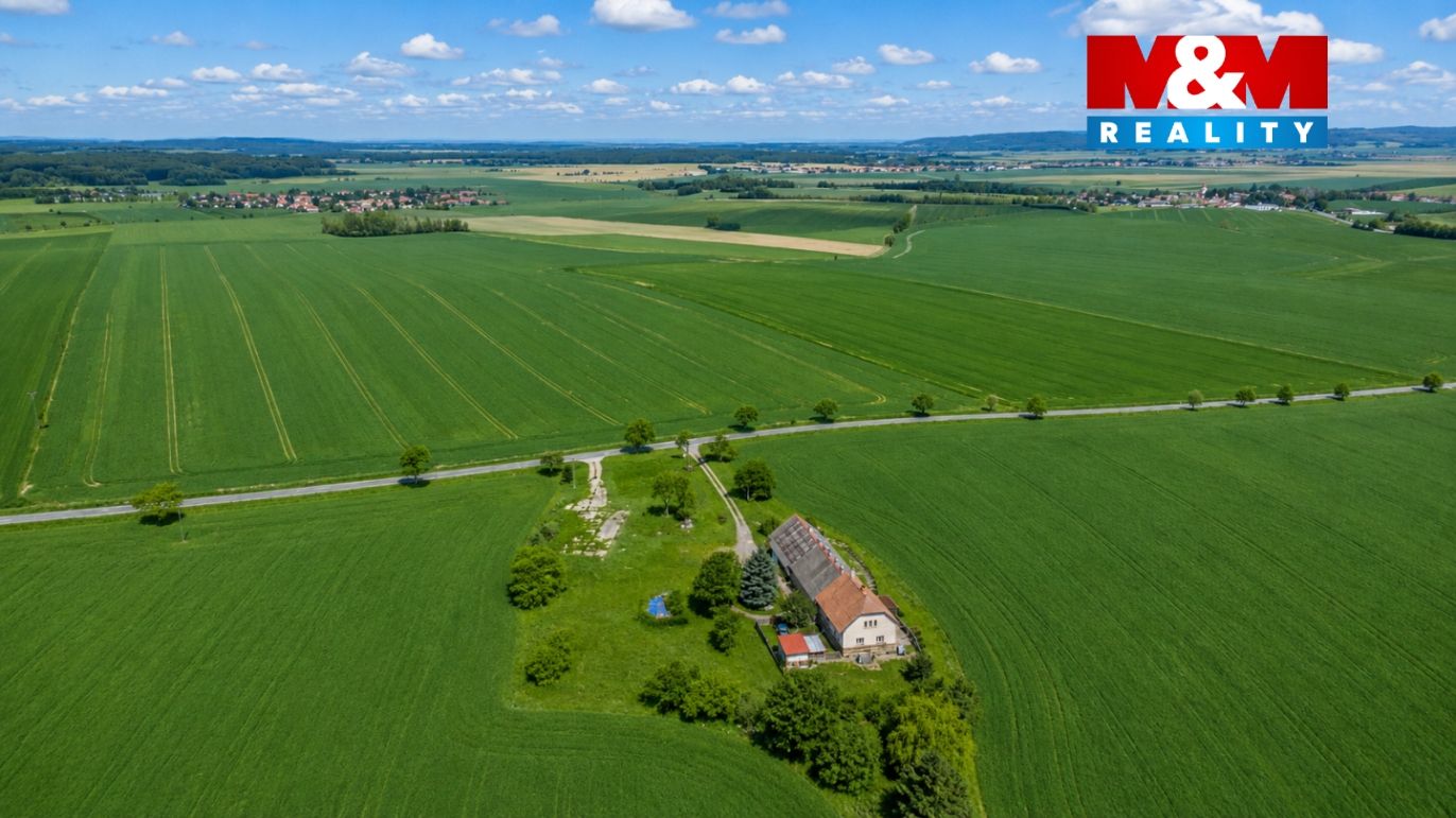 Pozemky se statkem a okolí
