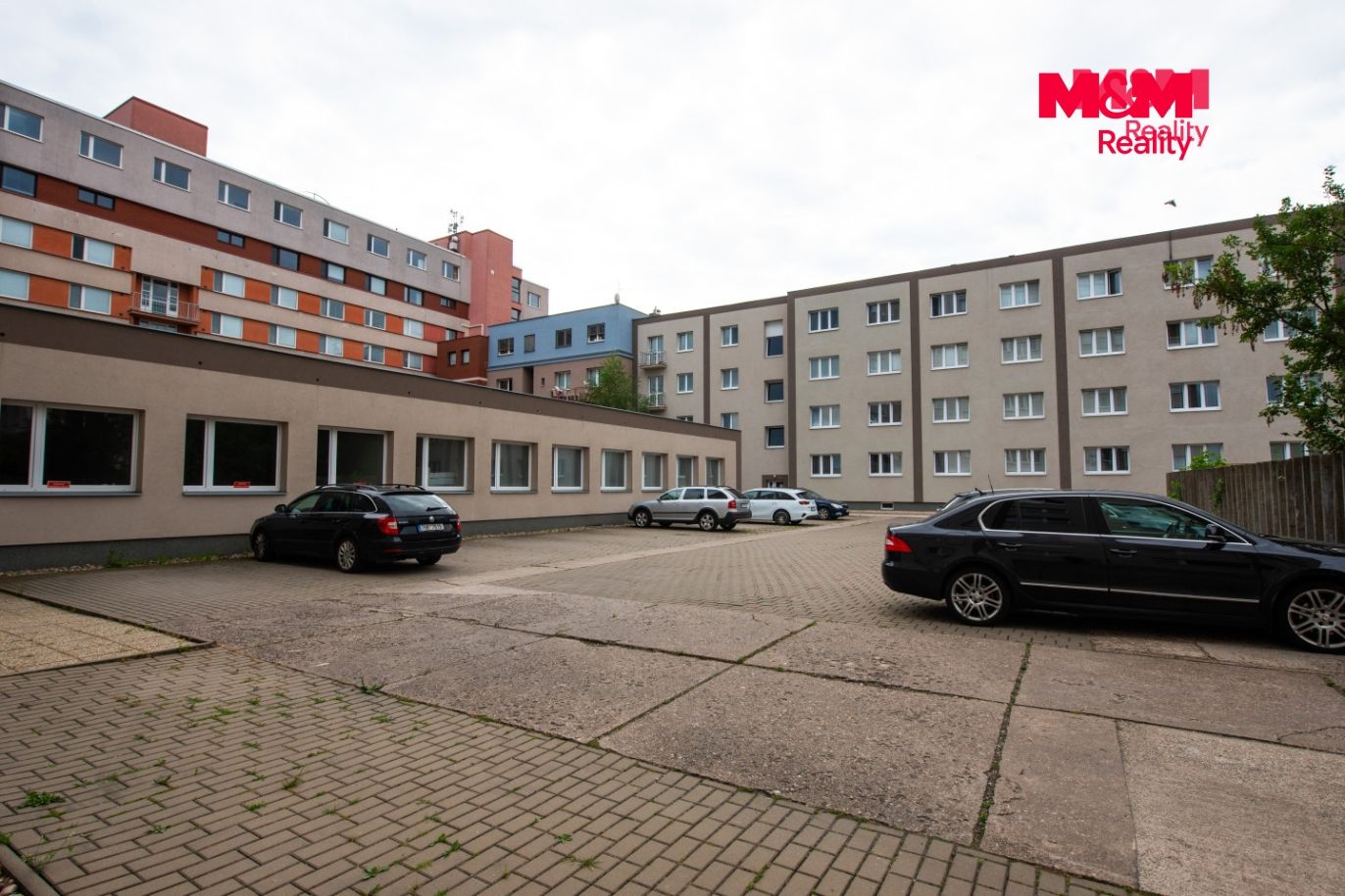 Vyhrazené parkování za poplatek 500,- na měsíc.