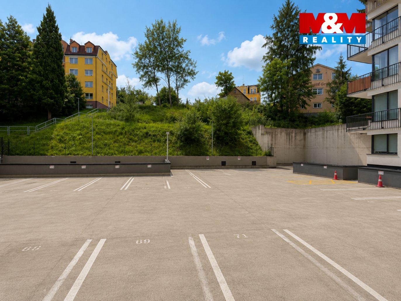 Výhled z okna do vnitrobloku 