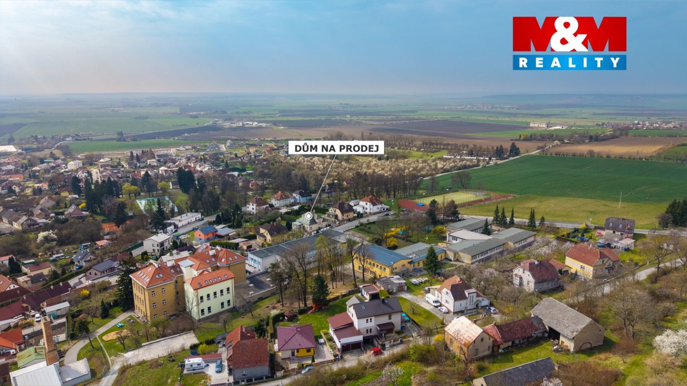 pohled na dům a okolí