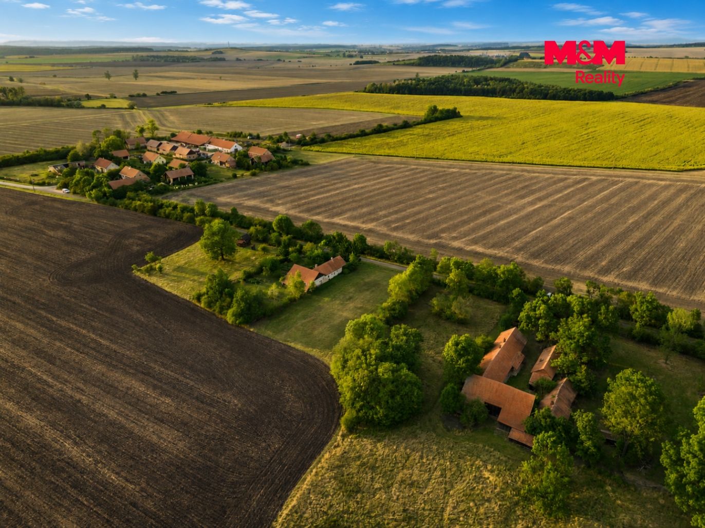 Pohled na pozemek a okolí