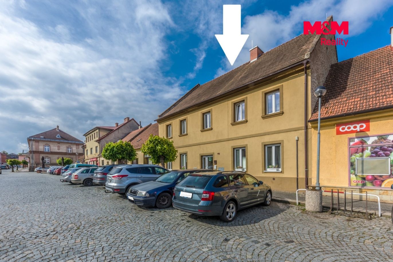 Dům je uprostřed náměstí