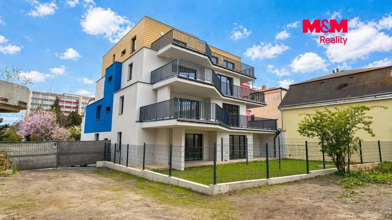 Pohled na dům na terasovou část a zahrady