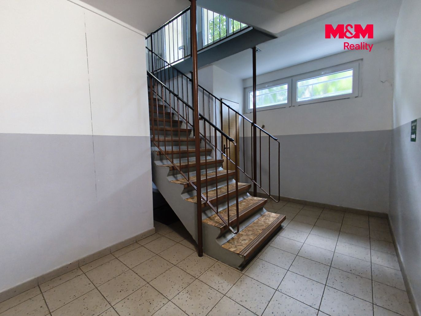 Chodba domu - sklep patřící k bytu za schodištěm vlevo