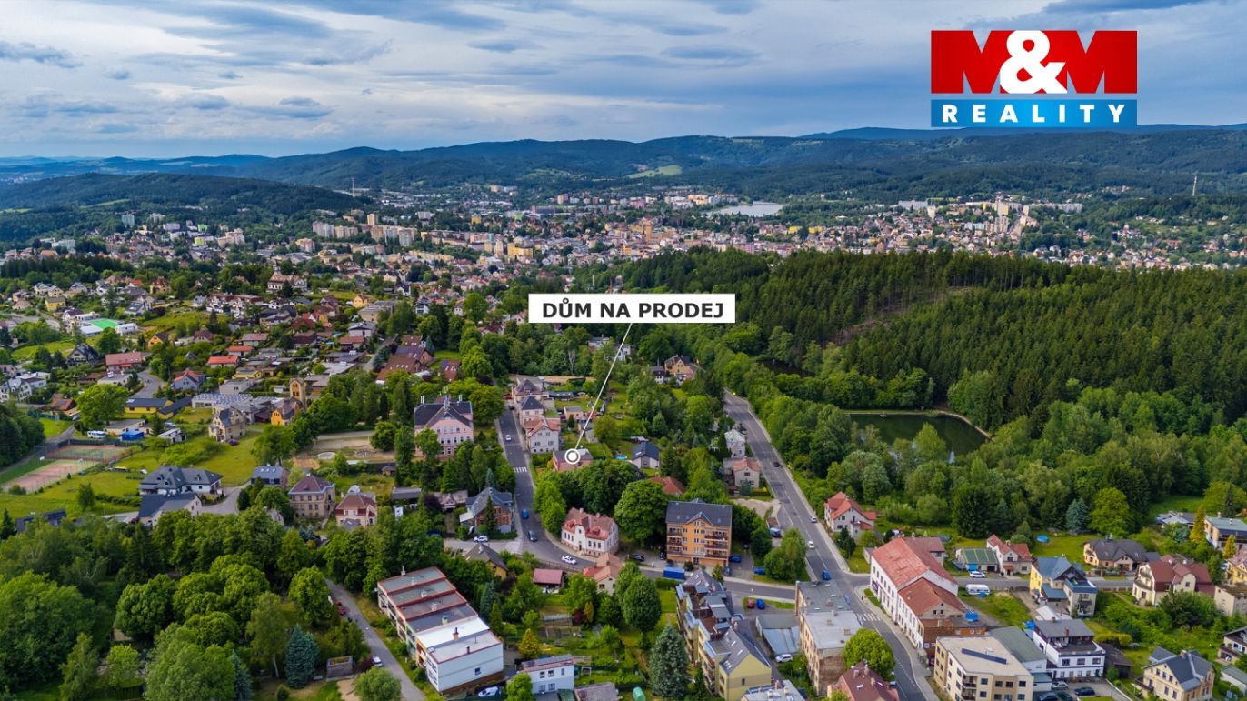 dům, pohled z dronu