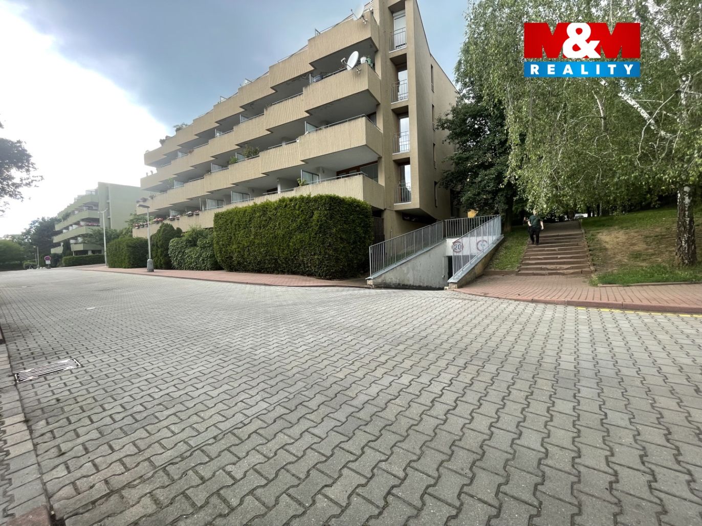 Bytovka a příjezdová cesta