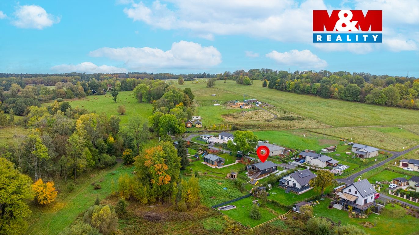 pohled na dům a okolí