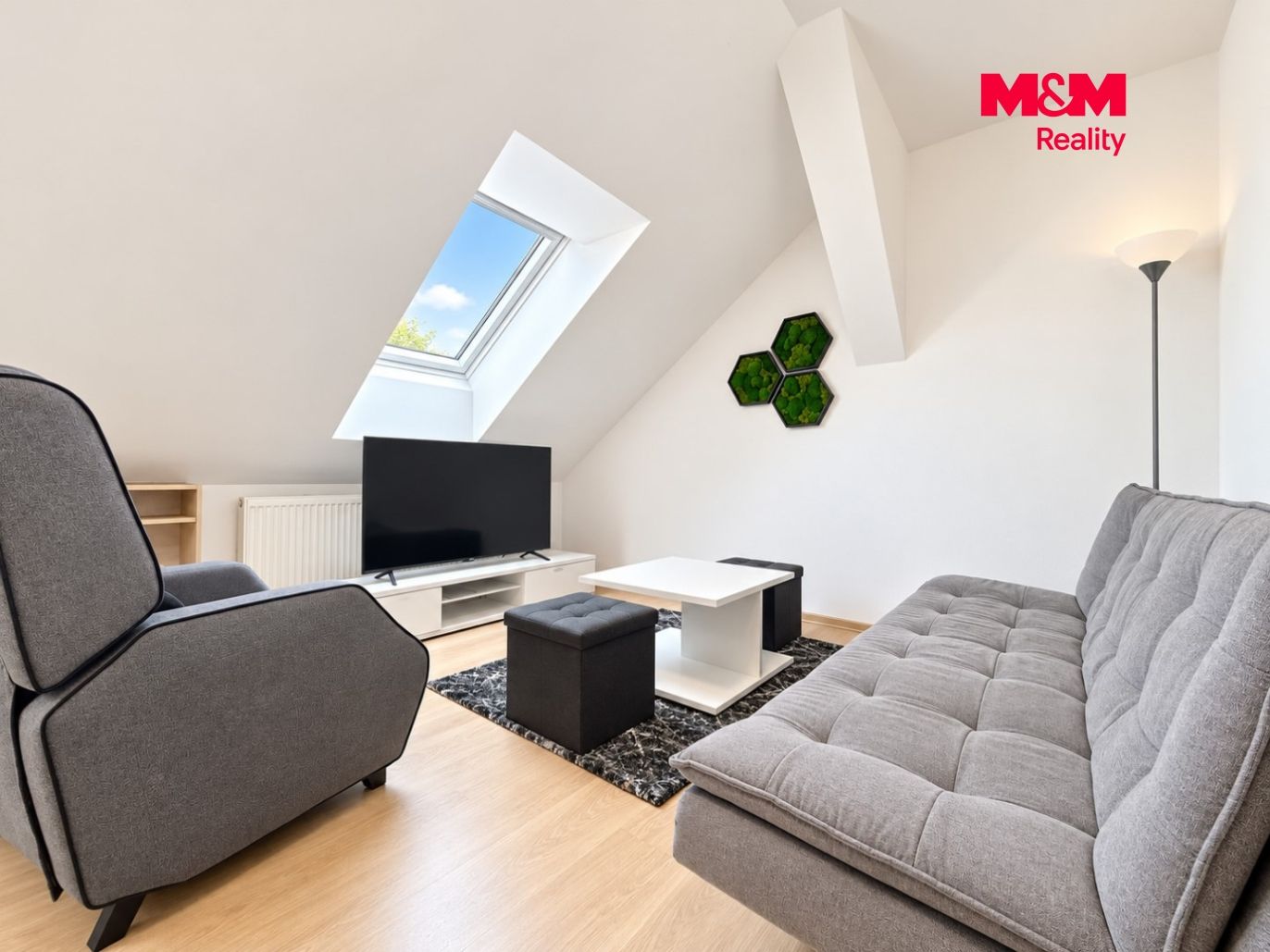 Světlý minimalistický podkrovní obývací pokoj.jpg