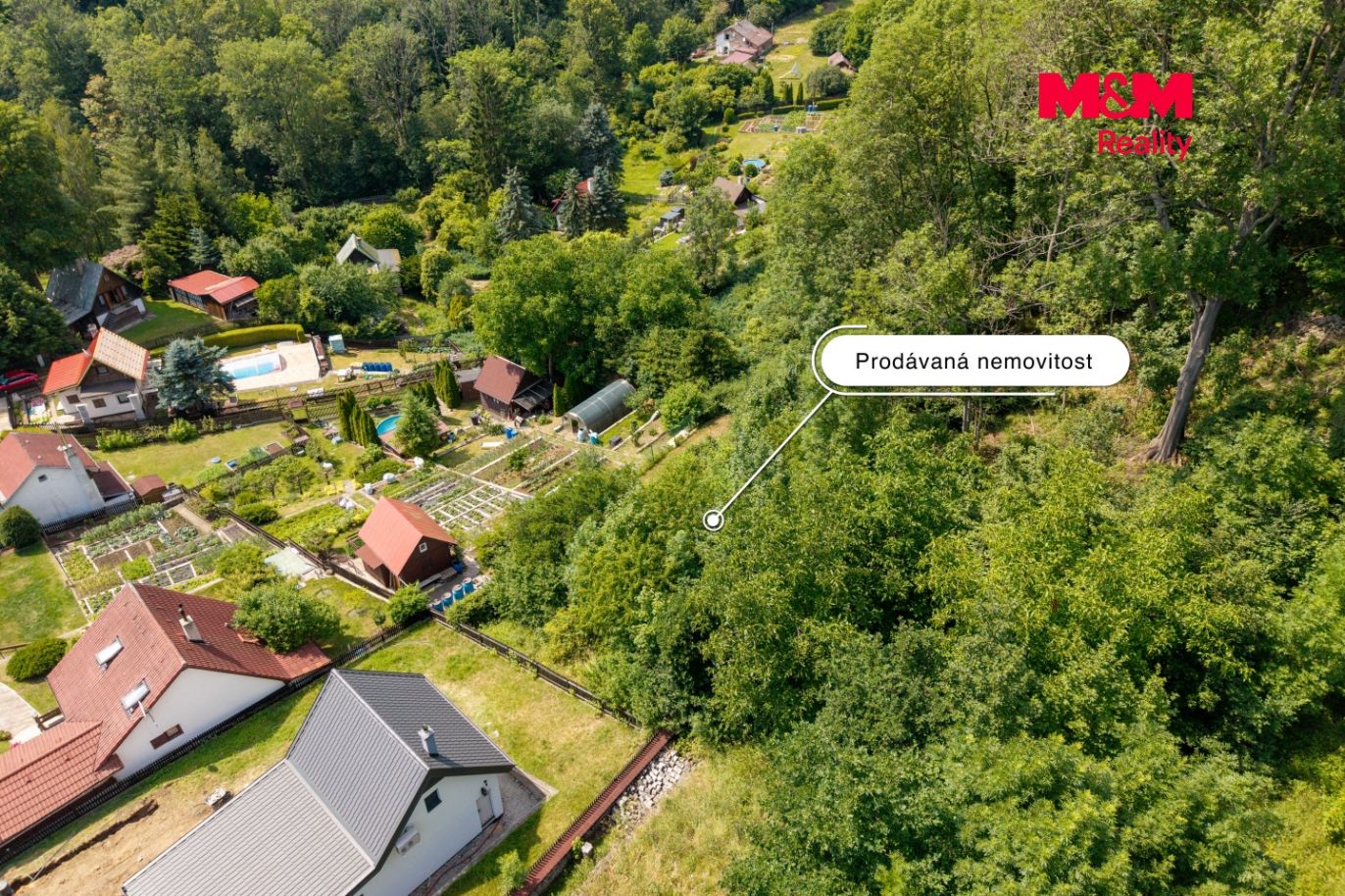 Pohled na pozemek a okolí