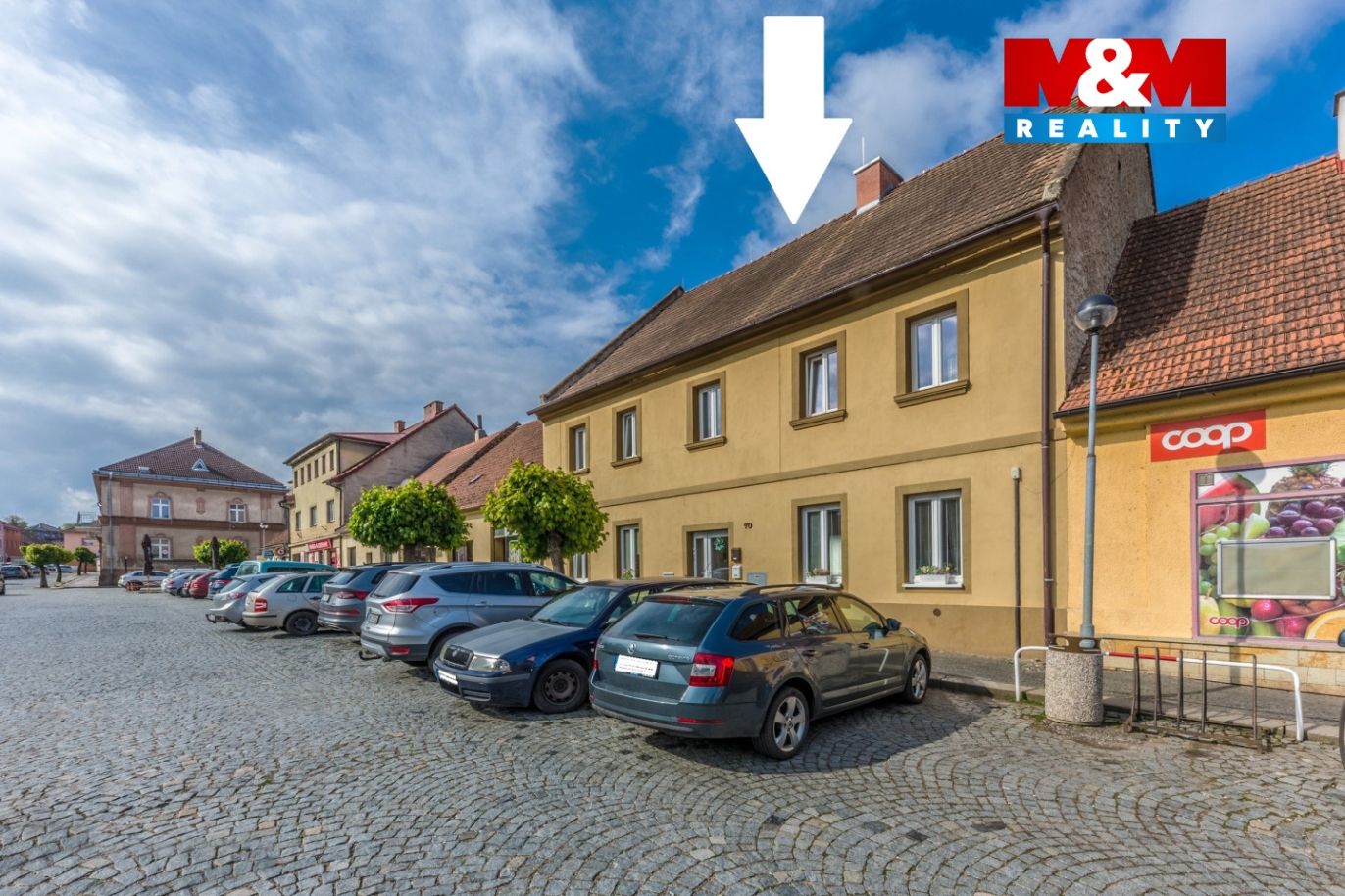 Dům je uprostřed náměstí