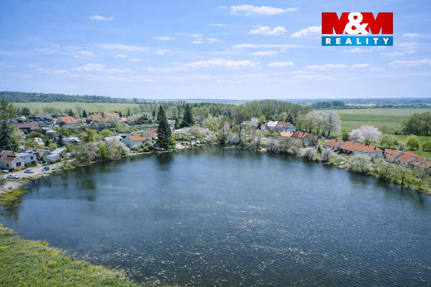Jarní pohled na vesnici u jezera (1).png
