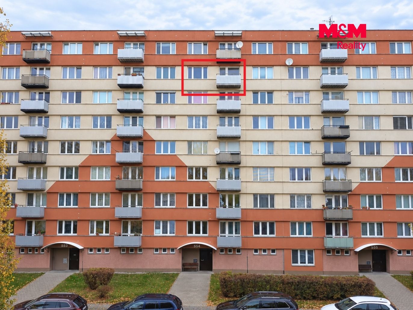 Symetrický panelový dům na podzim-ohraničený.jpg