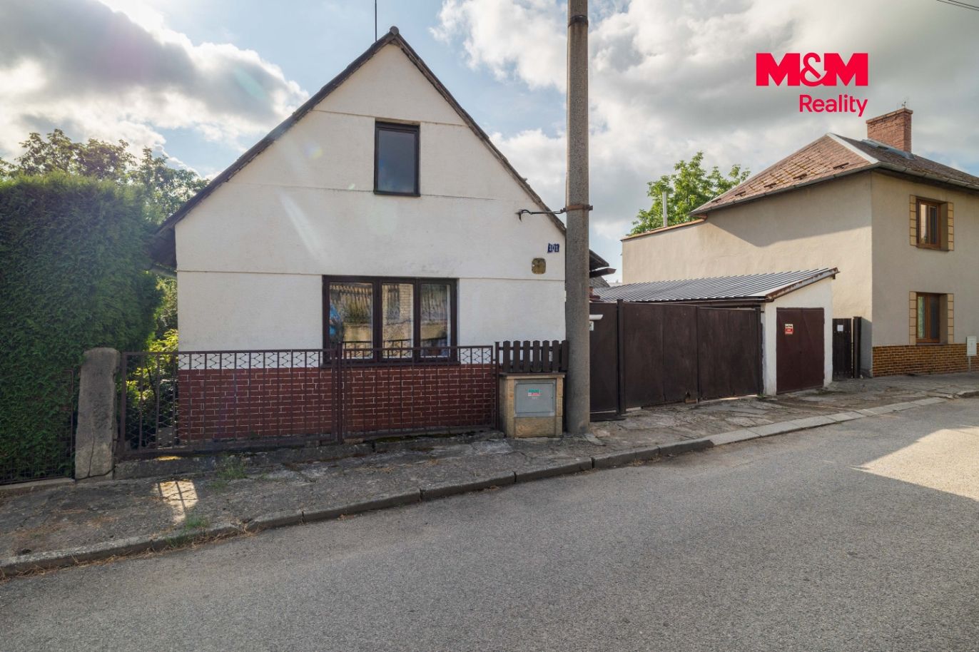 DŮM pohled z ulice