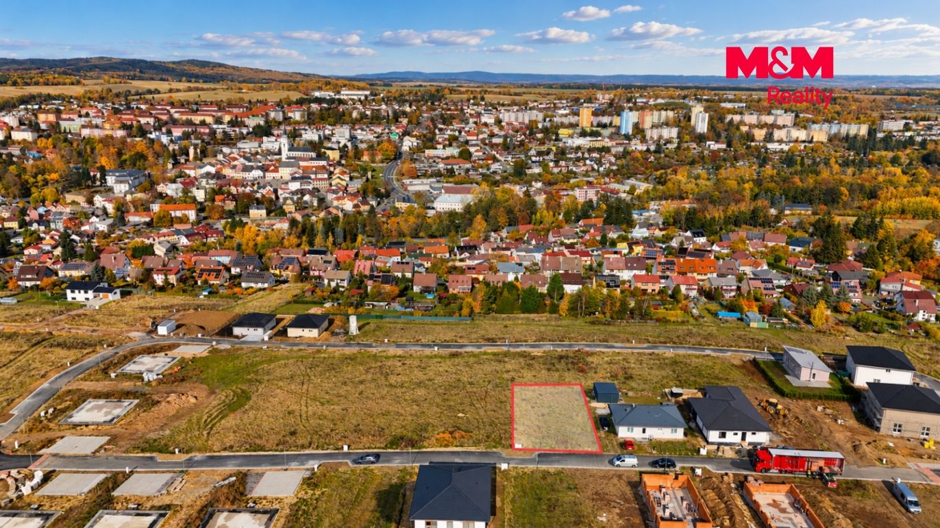 Podzimní panorama nové obytné čtvrti.png