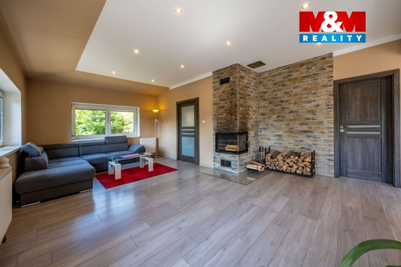 Obývací pokoj s krbem bytu 2+kk 108 m² 