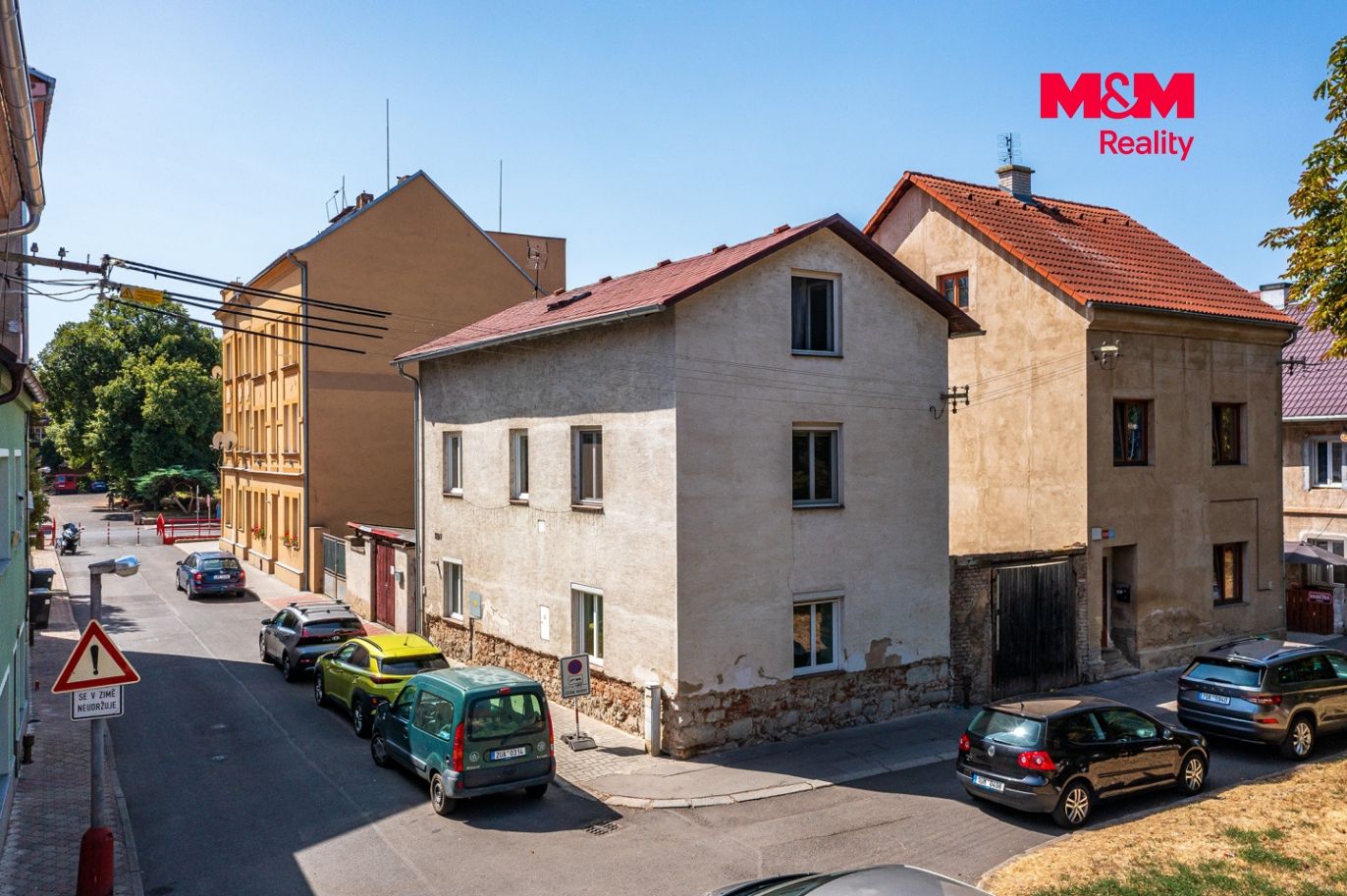 Pohled na dům a okolí