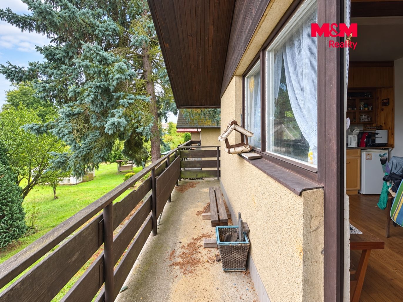 Prosvětlený balkon s otevřenými dveřmi.png