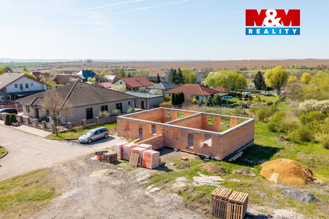 Pohled na nemovitost a okolí