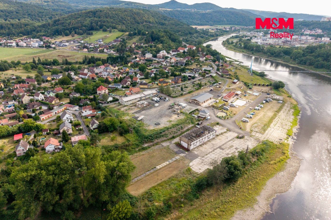Pohled na pozemek a okolí
