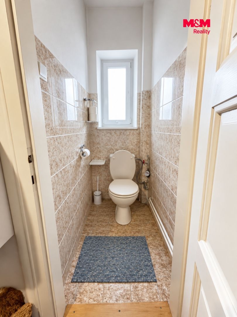 Upravené samostatné WC s původními obklady.png