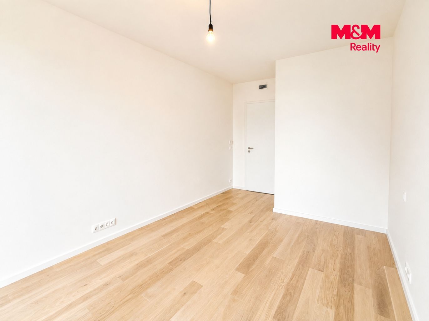 Světlý minimalistický pokoj s dřevěnou podlahou.png