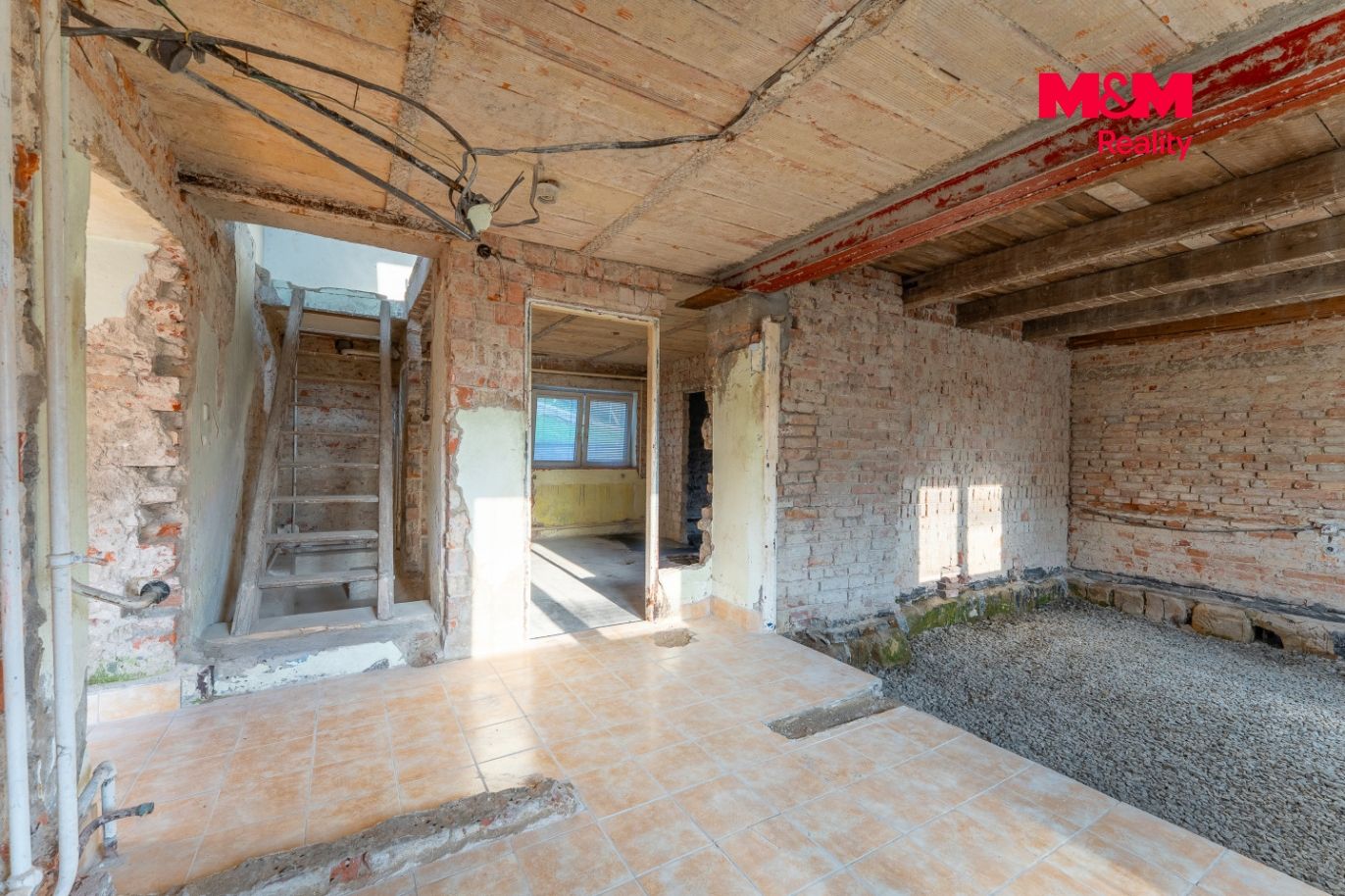 Schodiště a obývací pokoj