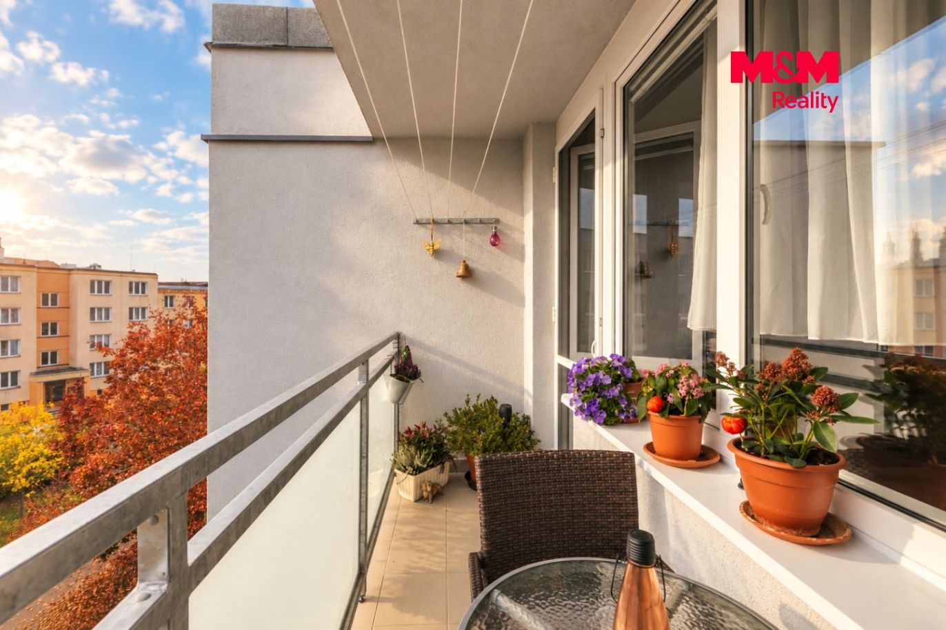 Sluncem zalitý podzimní balkon.jpg