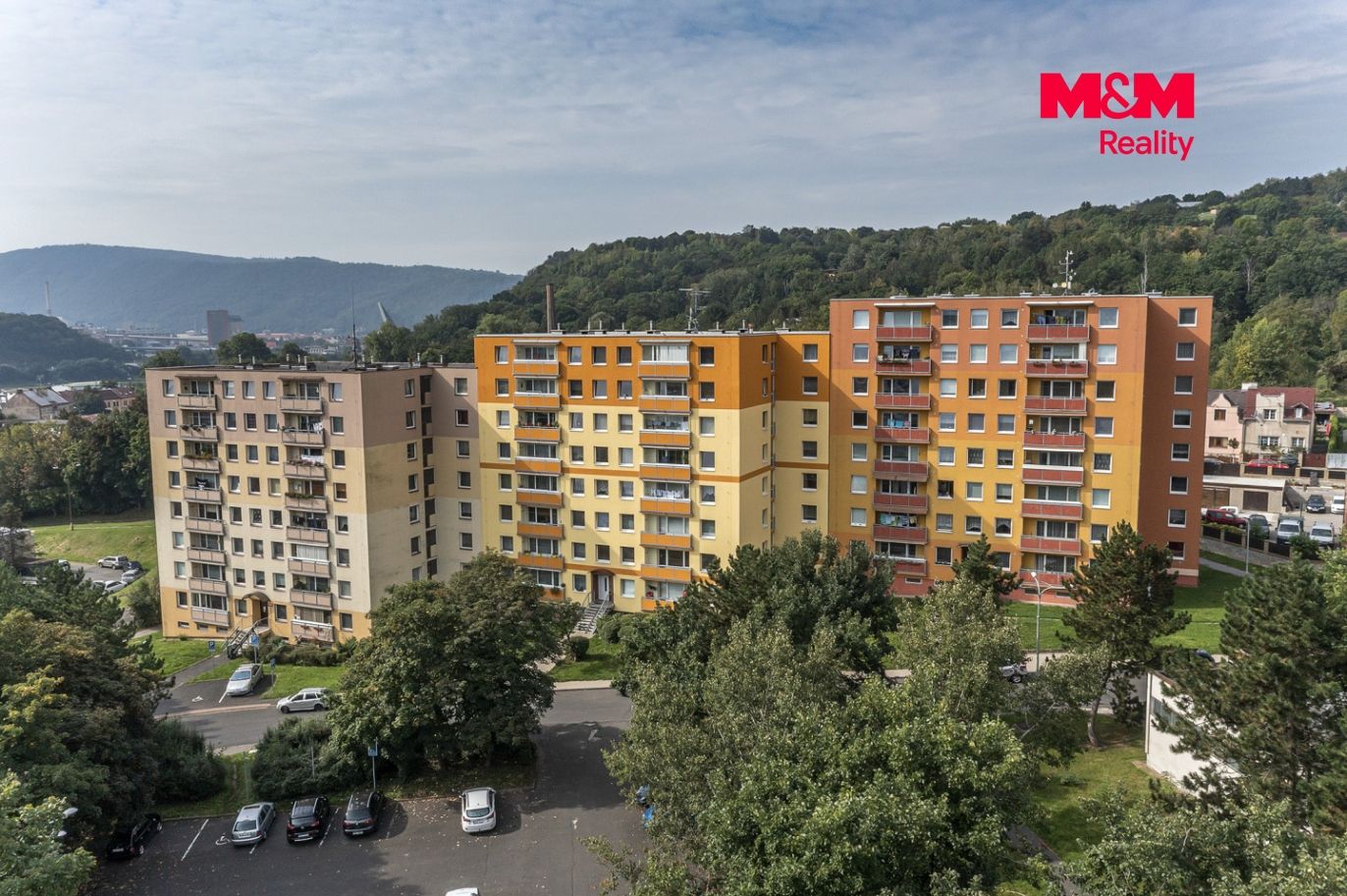pohled na dům a parkoviště