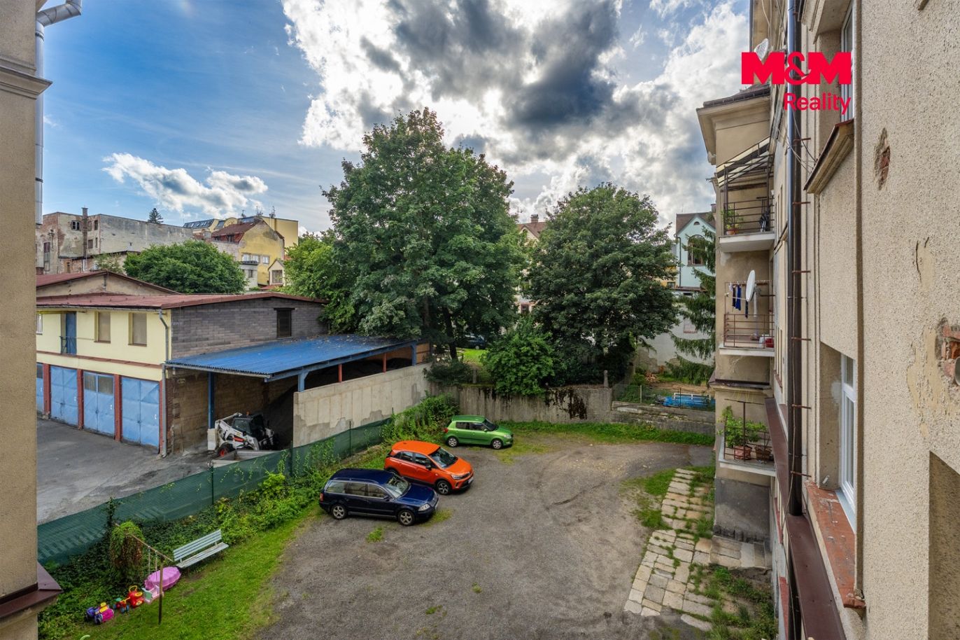Dvůr s parkováním