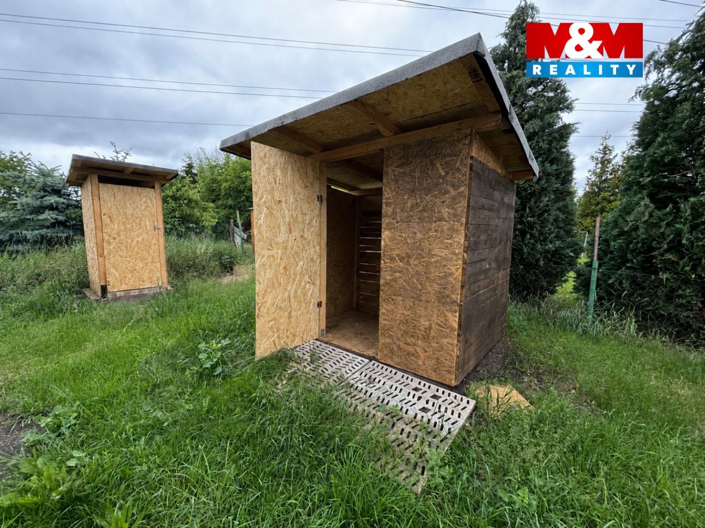 kůlna a suchá toaleta