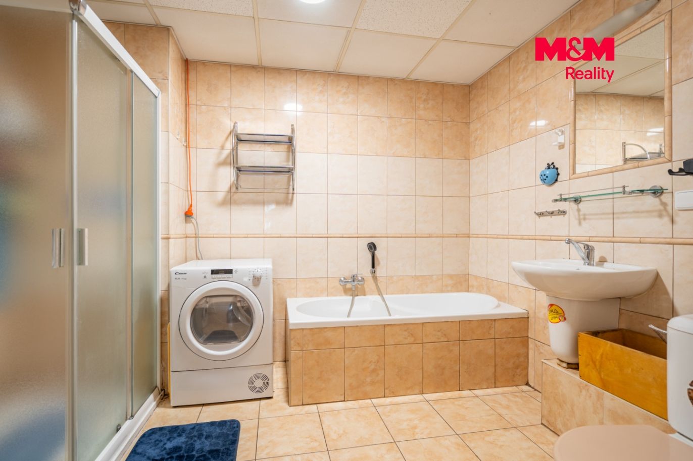 Koupelna s vanou, sprchovým koutem a WC