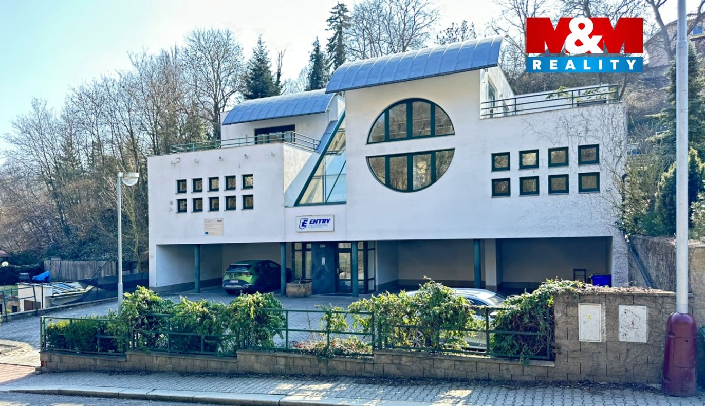 Pohled na dům a parkovací část
