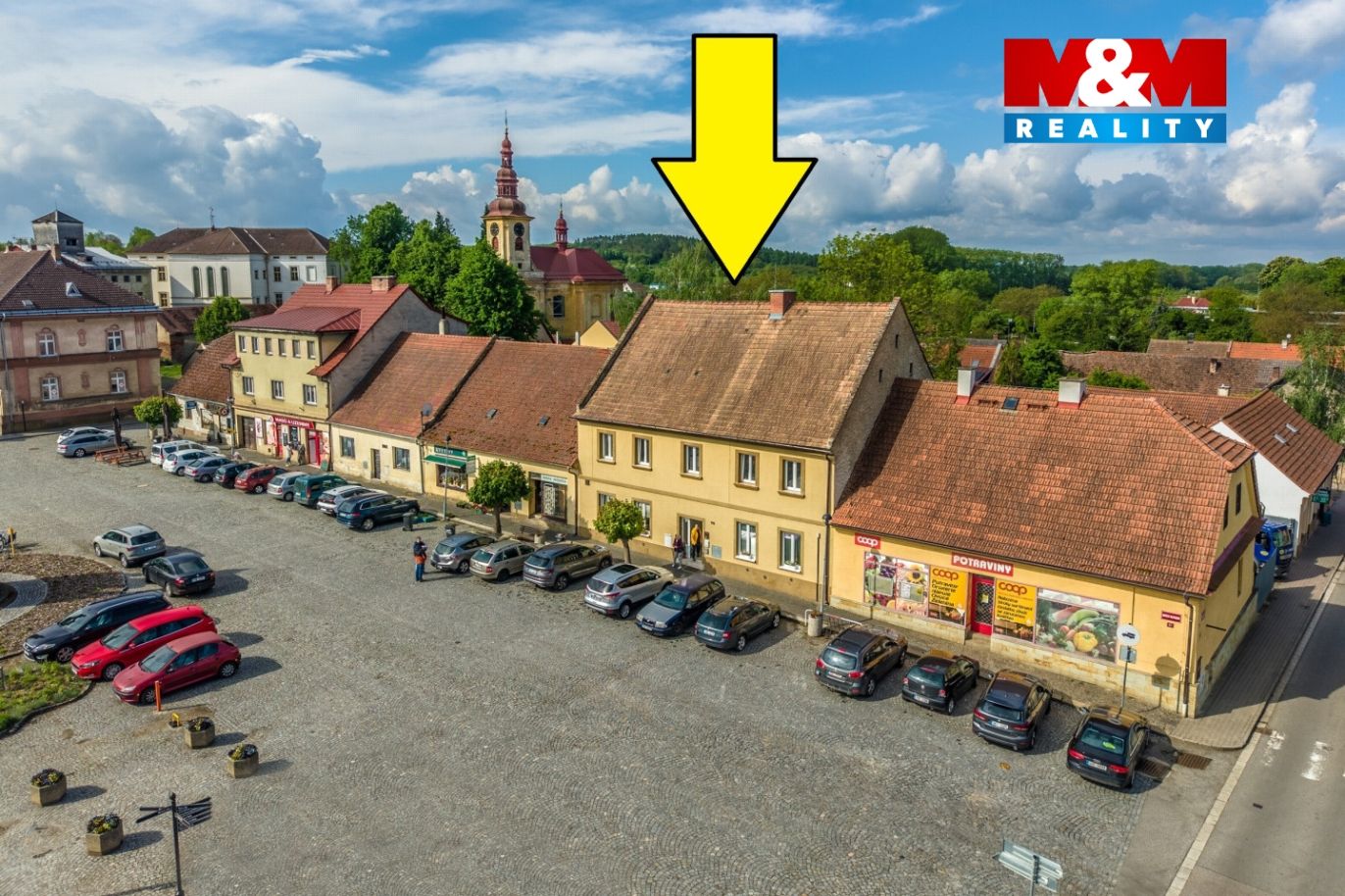 Dům je uprostřed náměstí