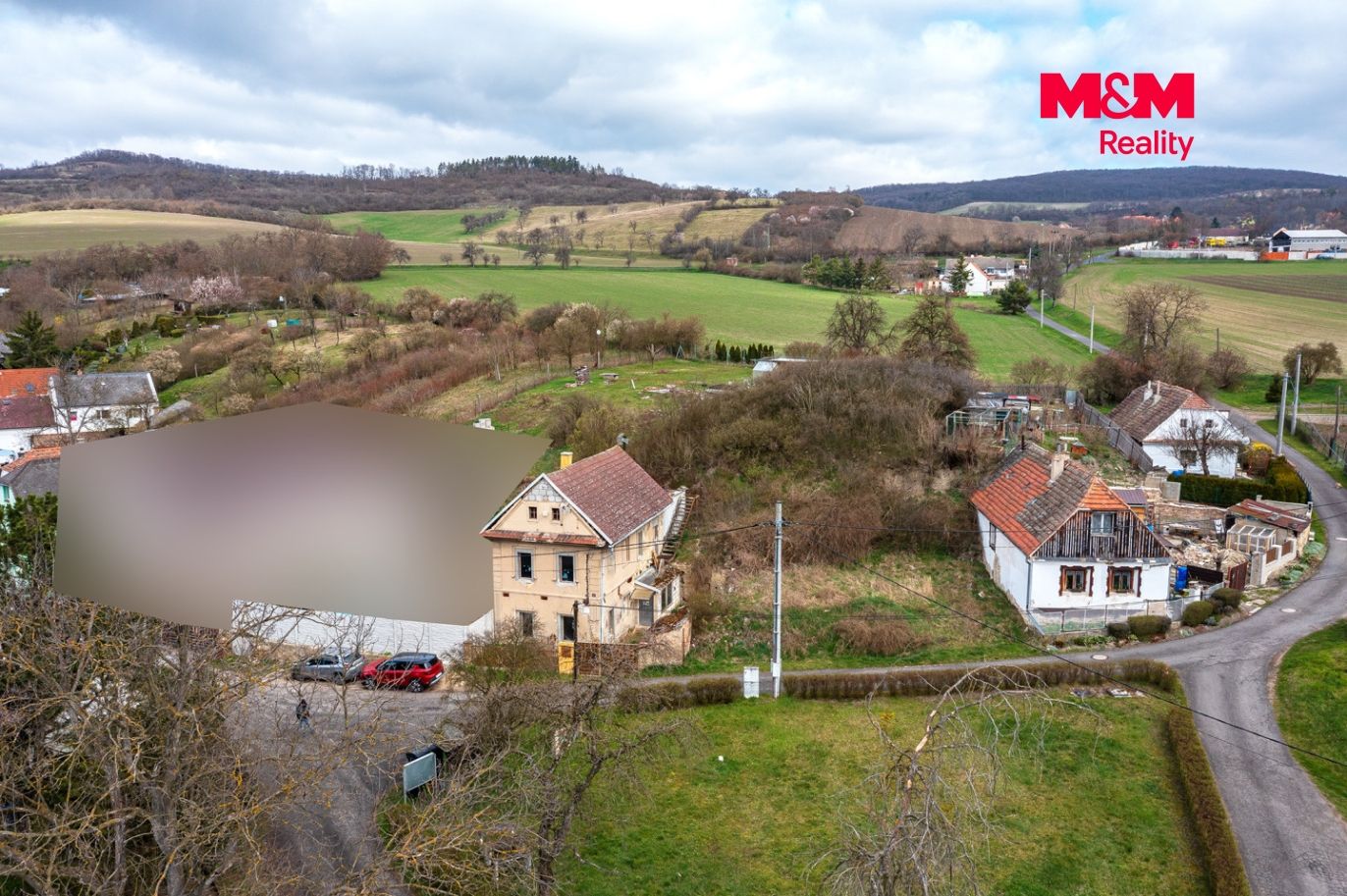 Pohled na dům a okolí