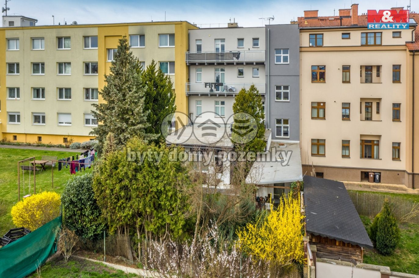 Pohled na dům od zahrady
