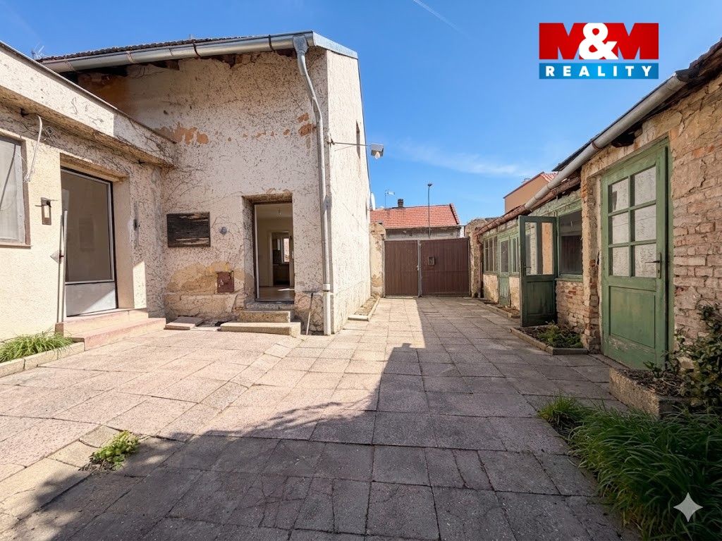 dvůr