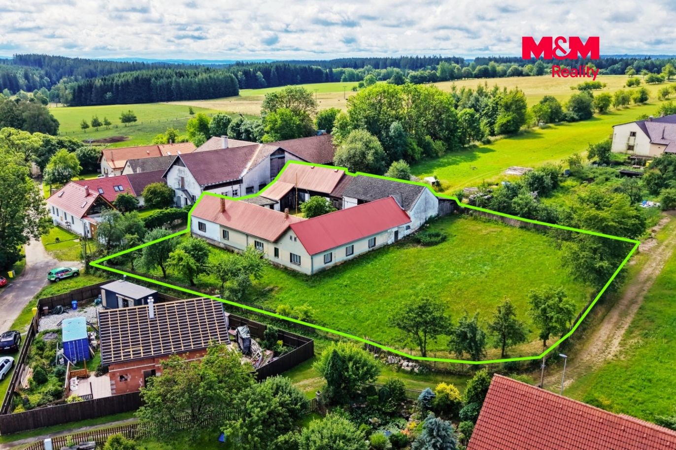 Dům a okolí