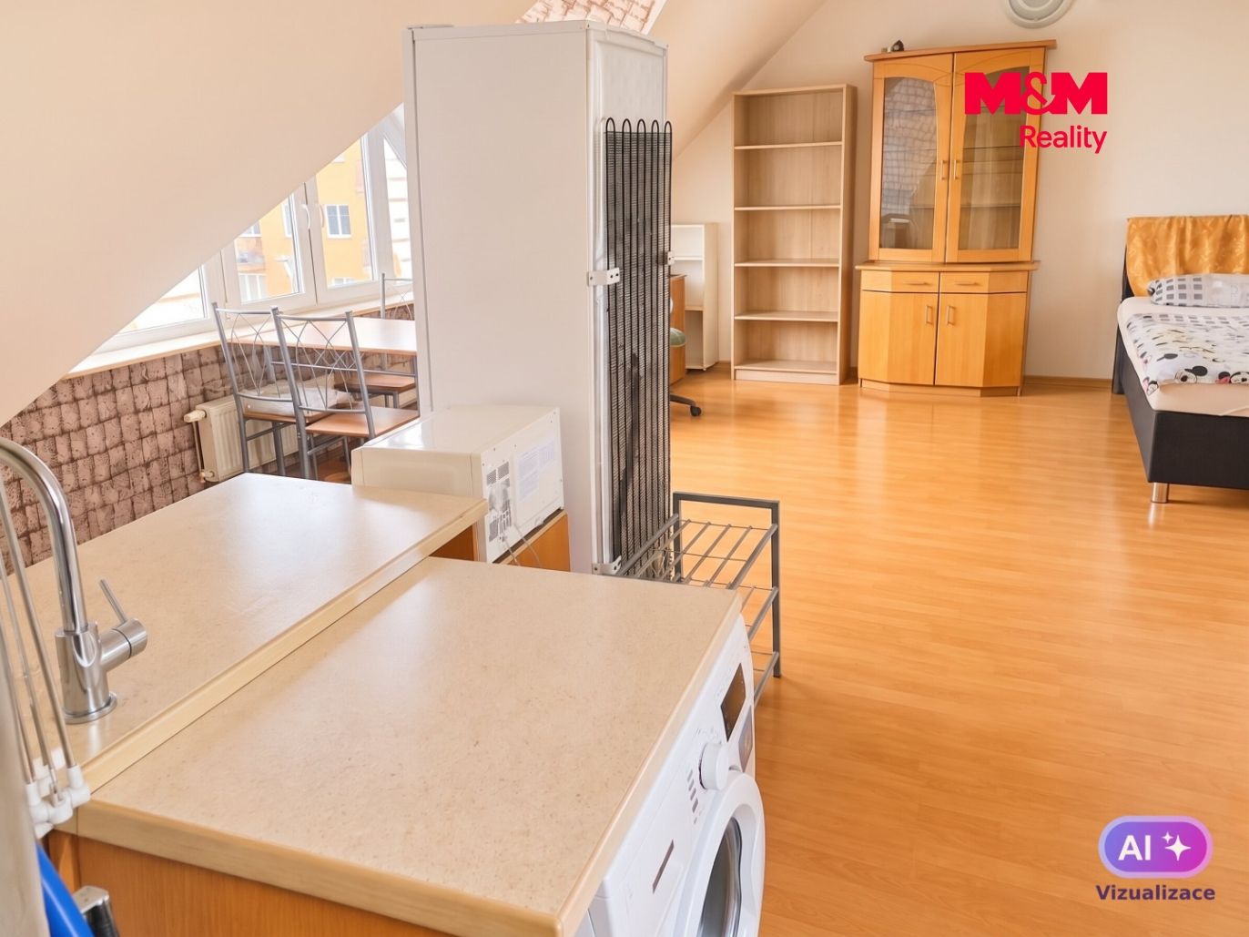 edited_Světlý uklizený podkrovní loft.jpg