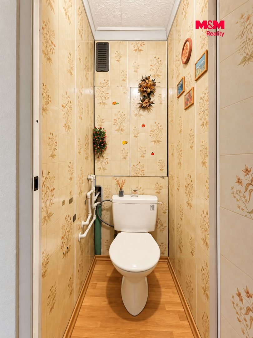 Retro béžové WC s květinovými obklady.png