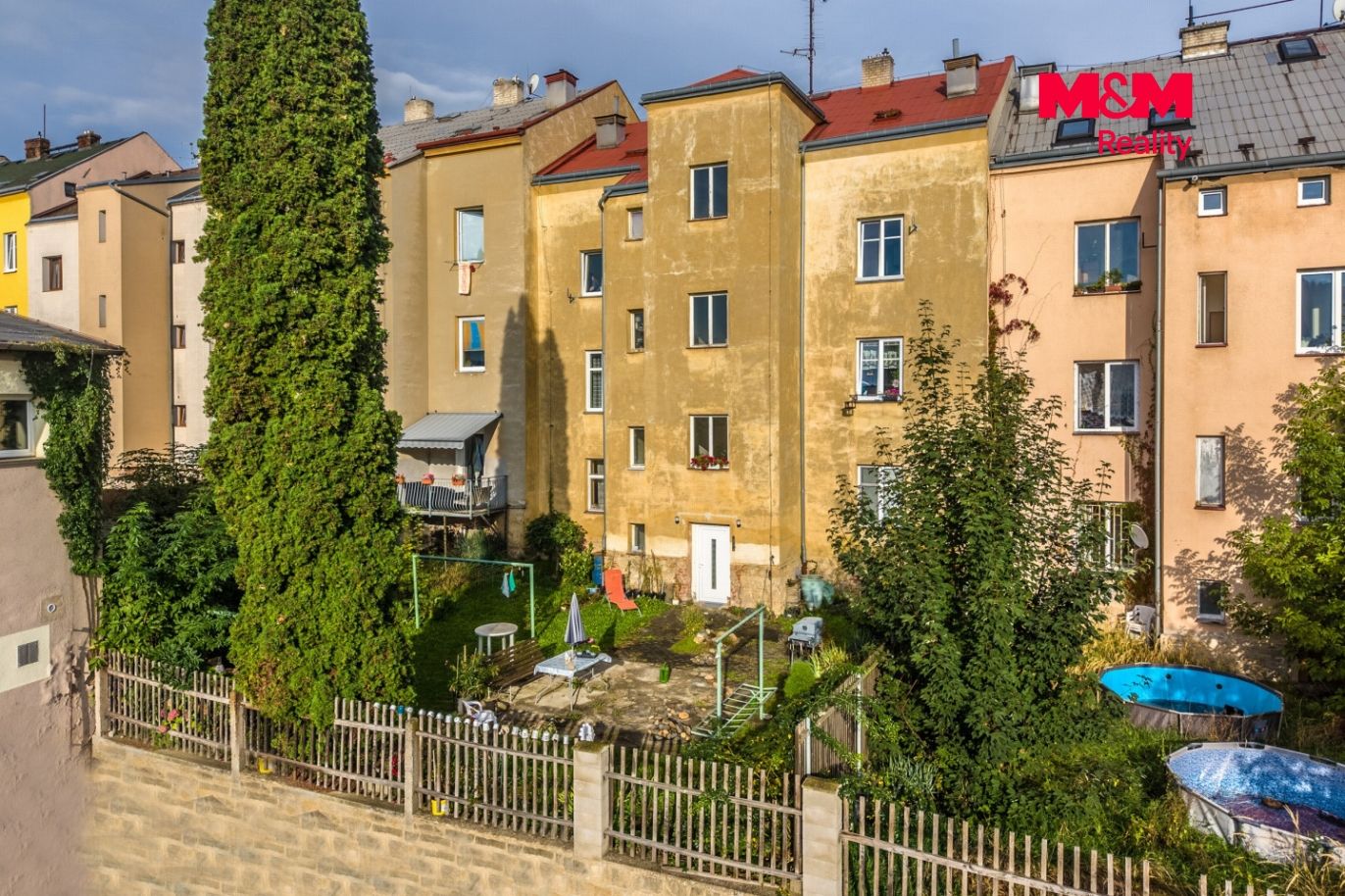Společná zahrada za domem