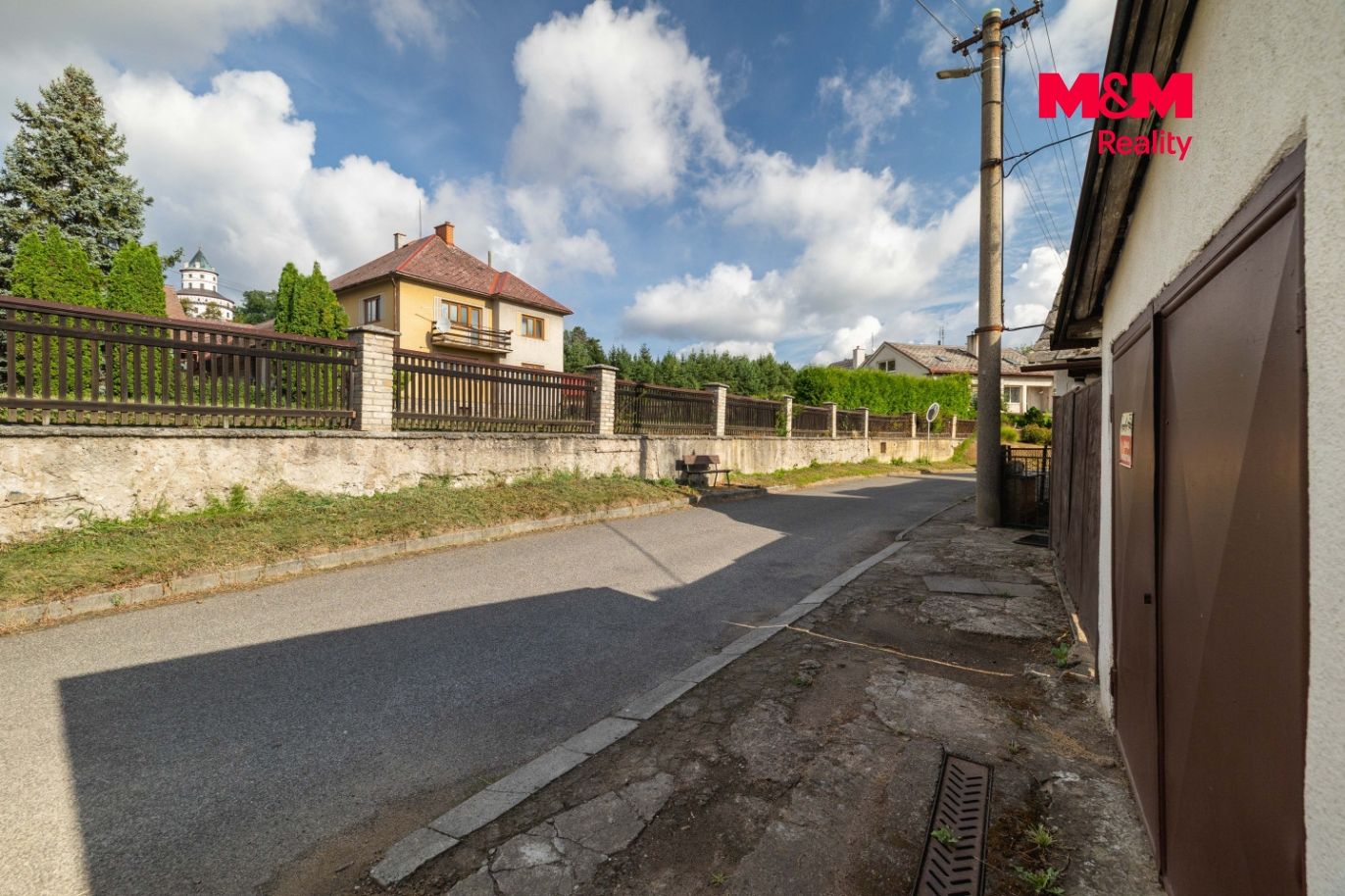 Výhled z domu na zámek Humprecht