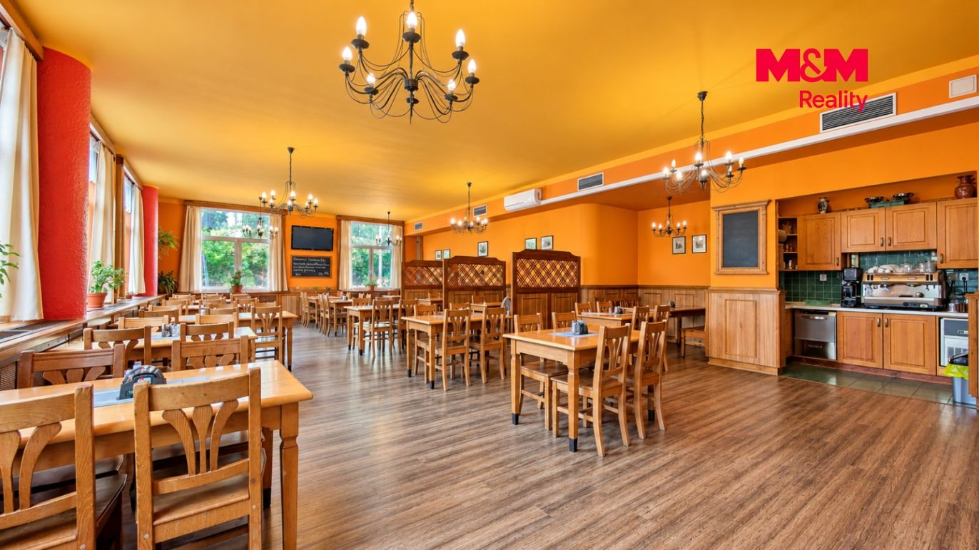 Útulná rustikální restaurace bez hostů.png