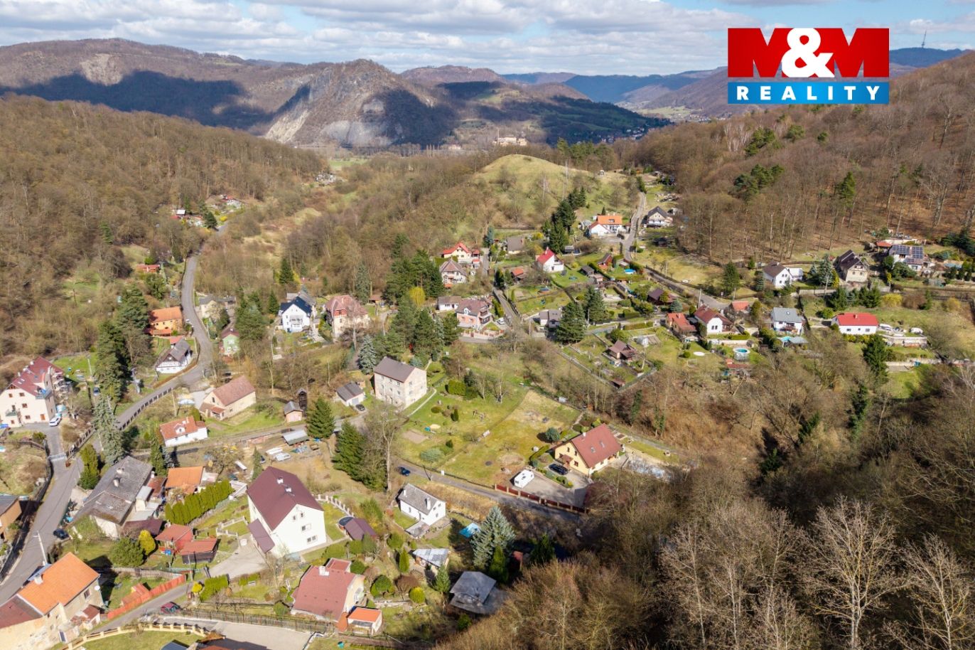Pohled na pozemek a okolí