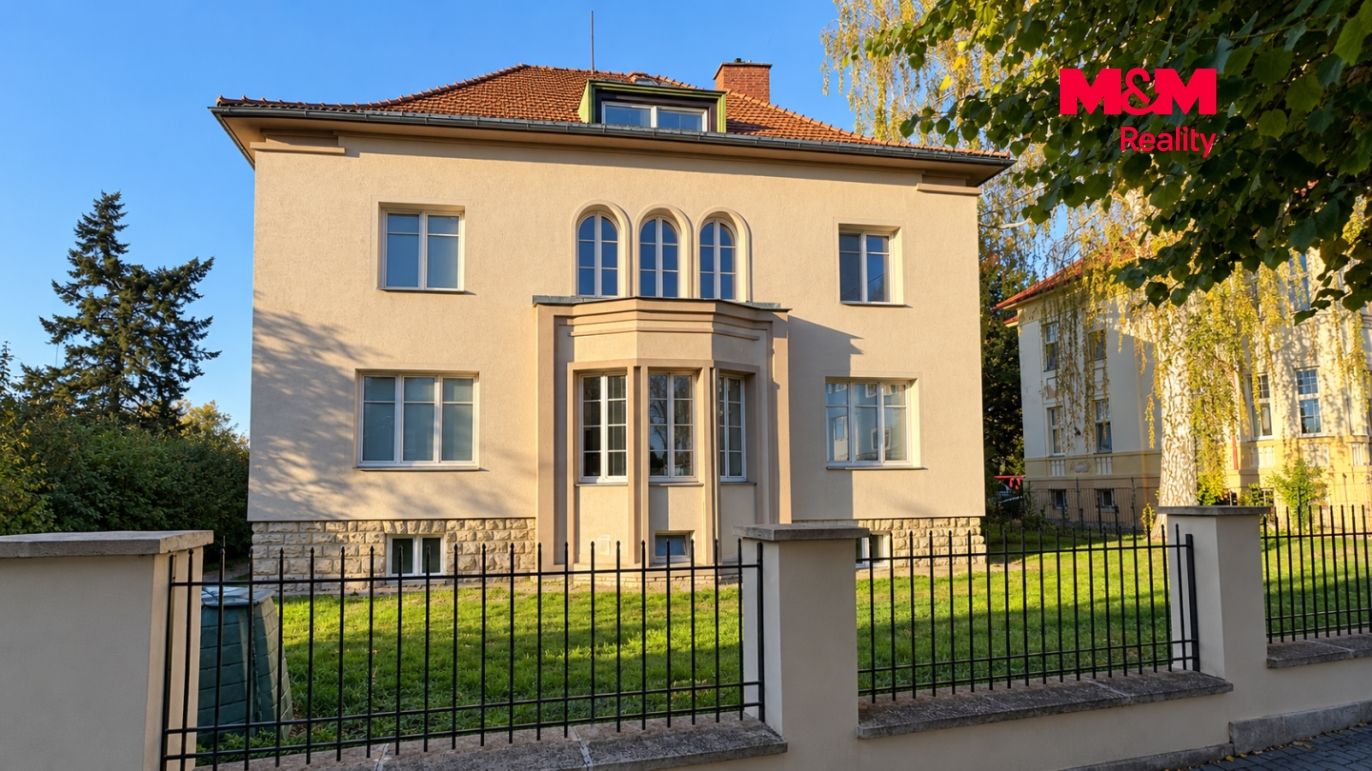09_Exterier_vila_z_ulice.png
