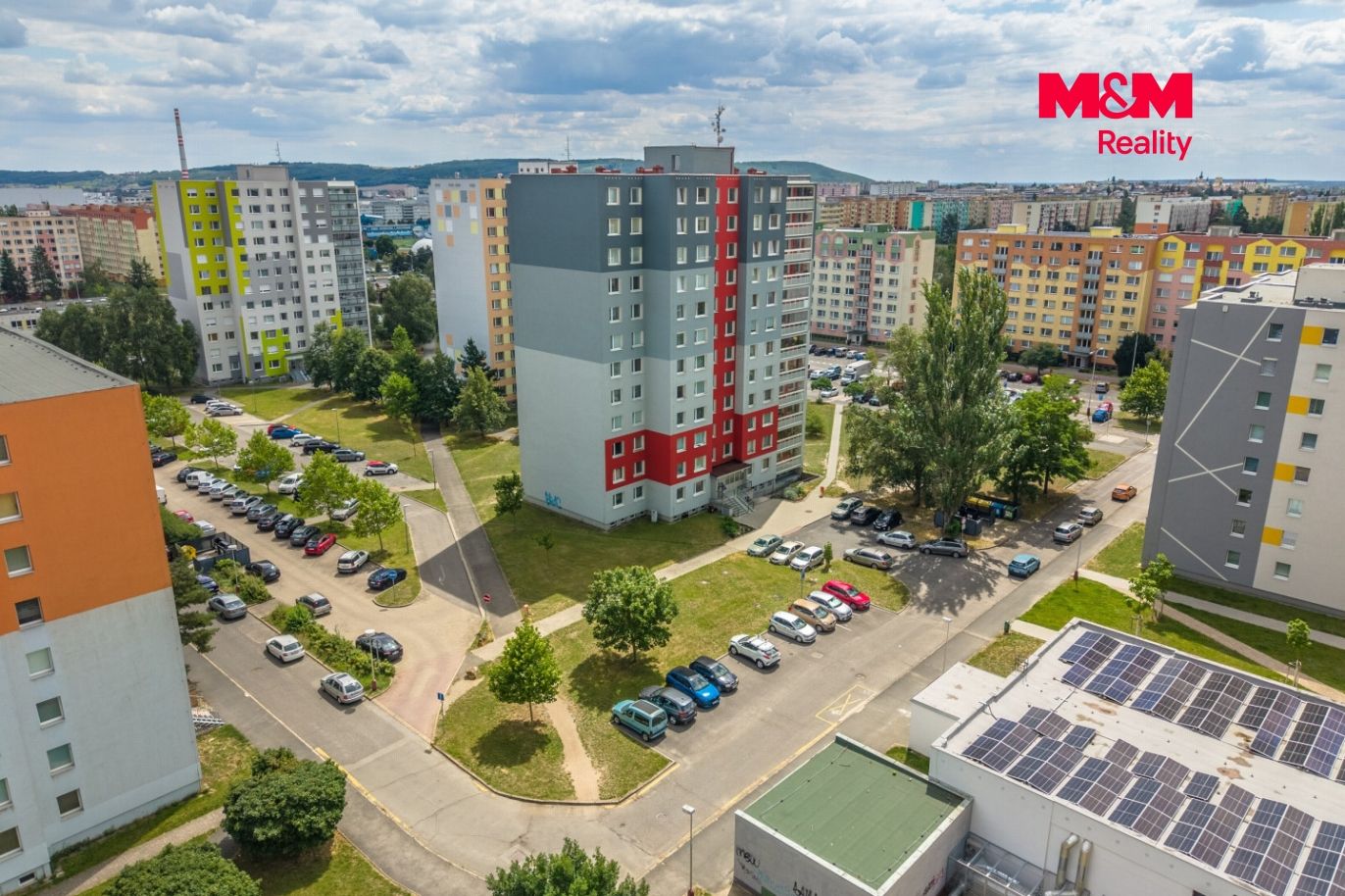 pohled na dům a okolí
