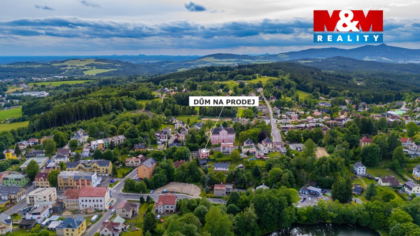 dům, pohled z dronu