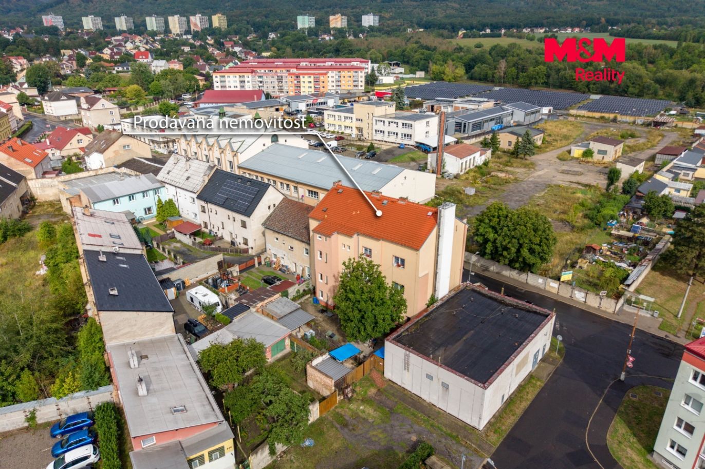 pohled na dům a okolí