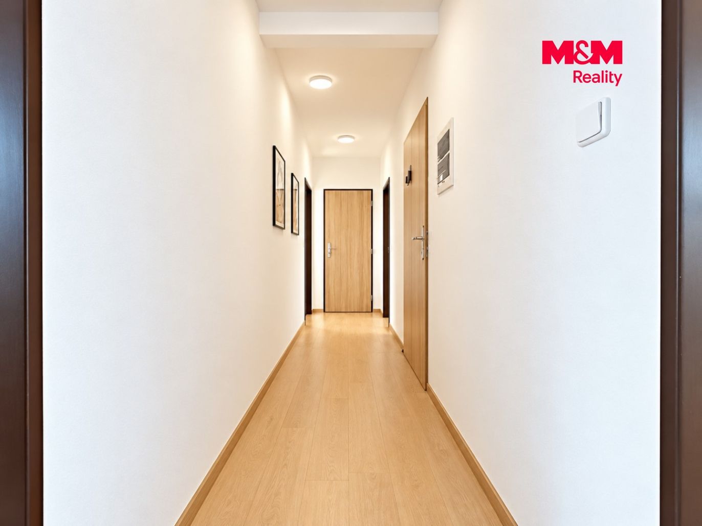 Moderní minimalistická chodba s dřevěnými dveřmi.jpg